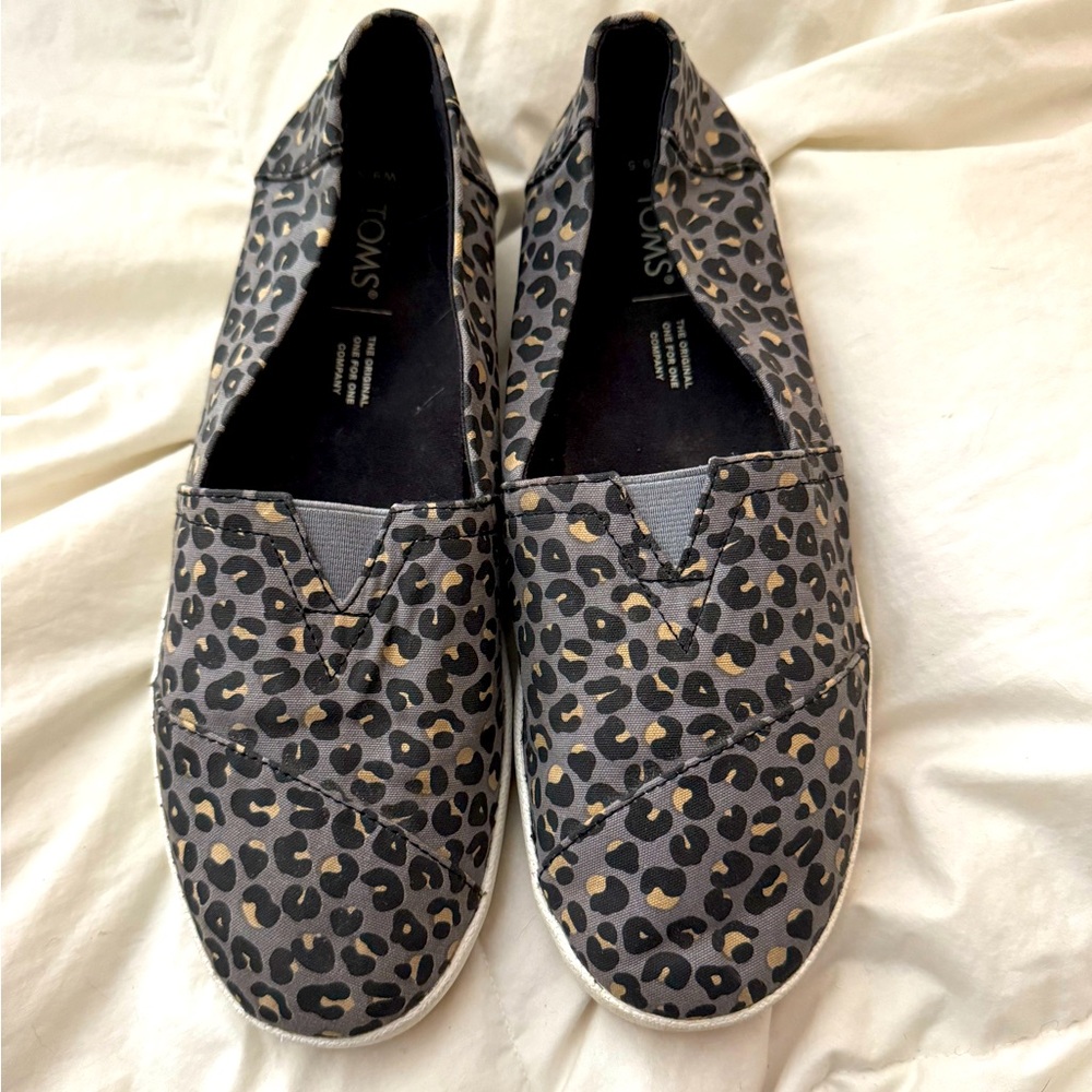 Women’s size 9.5 leopard print TOMS EUC slip on sneaker